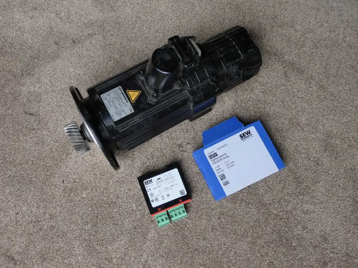 SEW Eurodrive Servomotor + Zubehör Steuereinheit SEW DER11B, SEW BME 1,5 ; FH67BCM71S/BR/TF/RH1L/SB51